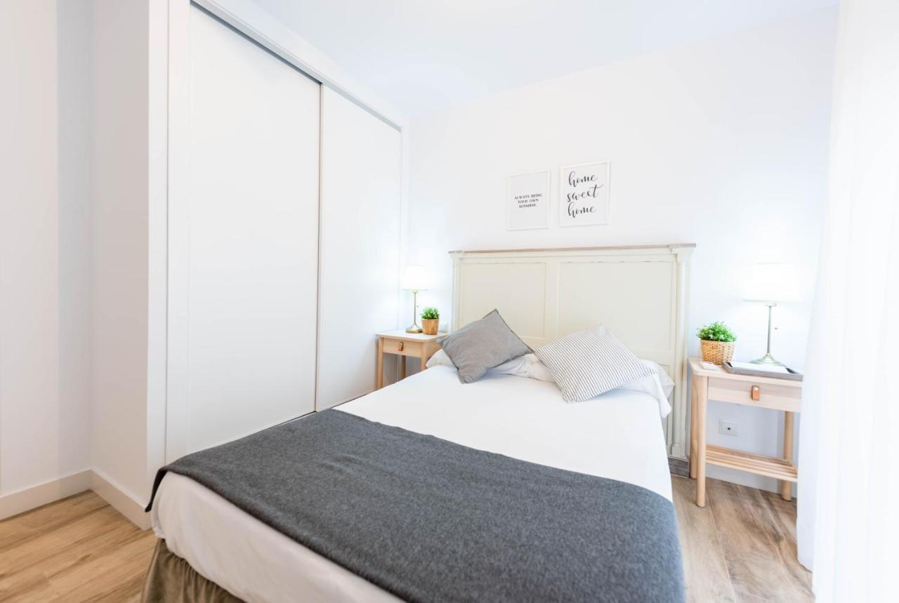 Apartamentos Toboso Plaza Nerja Exterior foto A bedroom with a sliding wardrobe