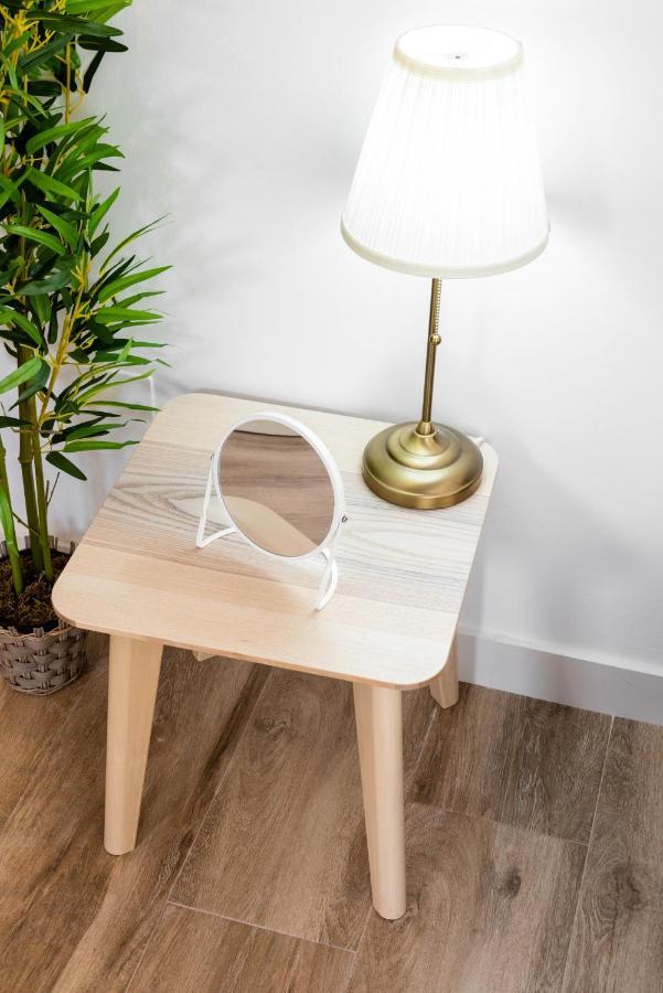Apartamentos Toboso Plaza Nerja Exterior foto A table mirror