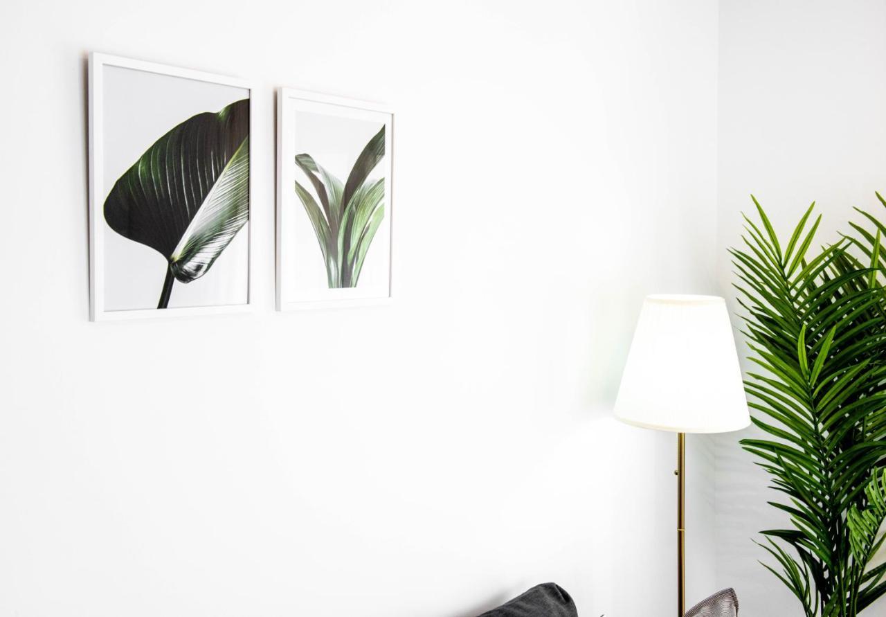 Apartamentos Toboso Plaza Nerja Exterior foto A white wall