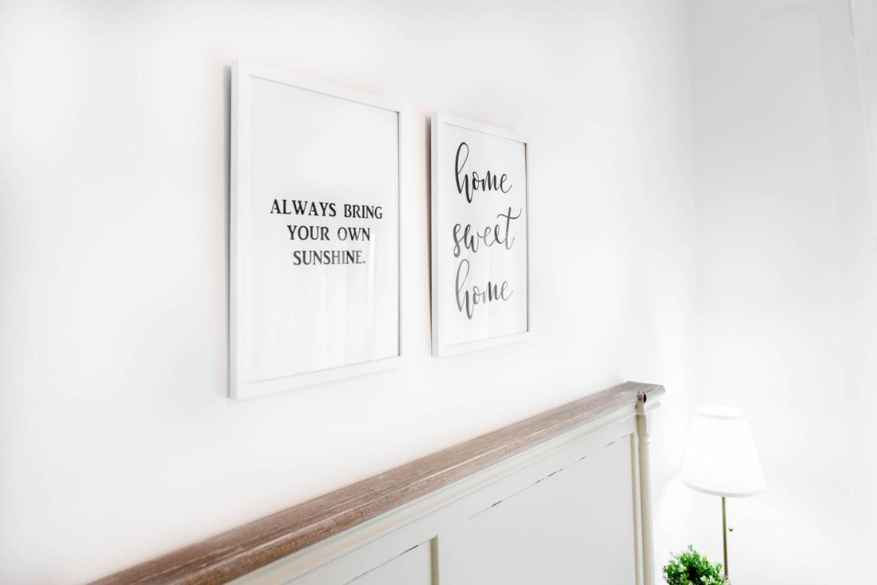Apartamentos Toboso Plaza Nerja Exterior foto A wall decorated with two framed prints