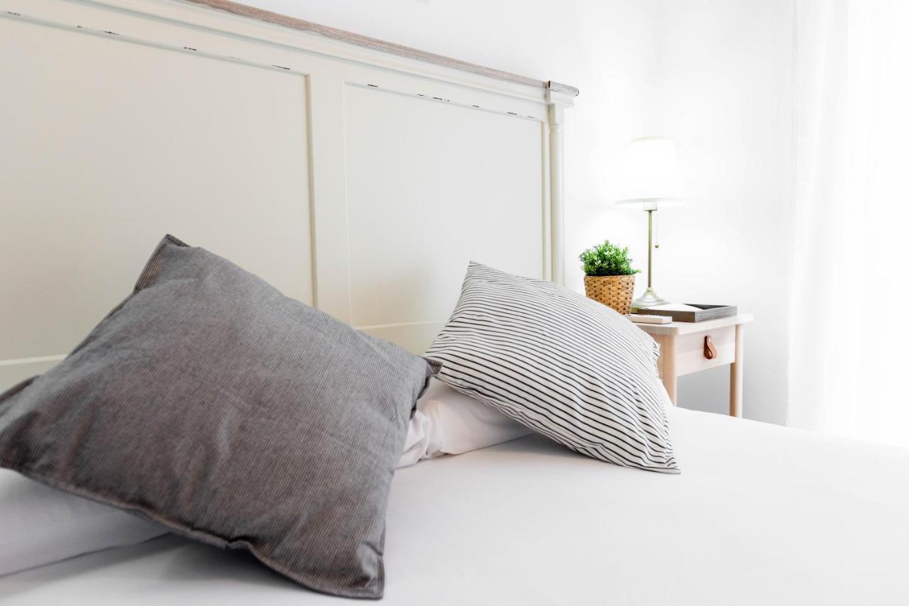 Apartamentos Toboso Plaza Nerja Exterior foto Pillows on a bed
