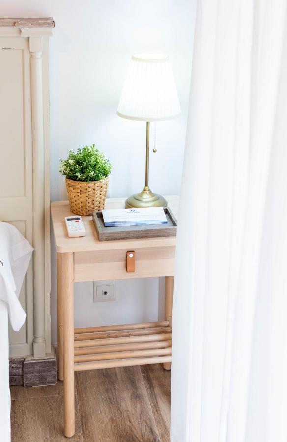 Apartamentos Toboso Plaza Nerja Exterior foto A bedside table