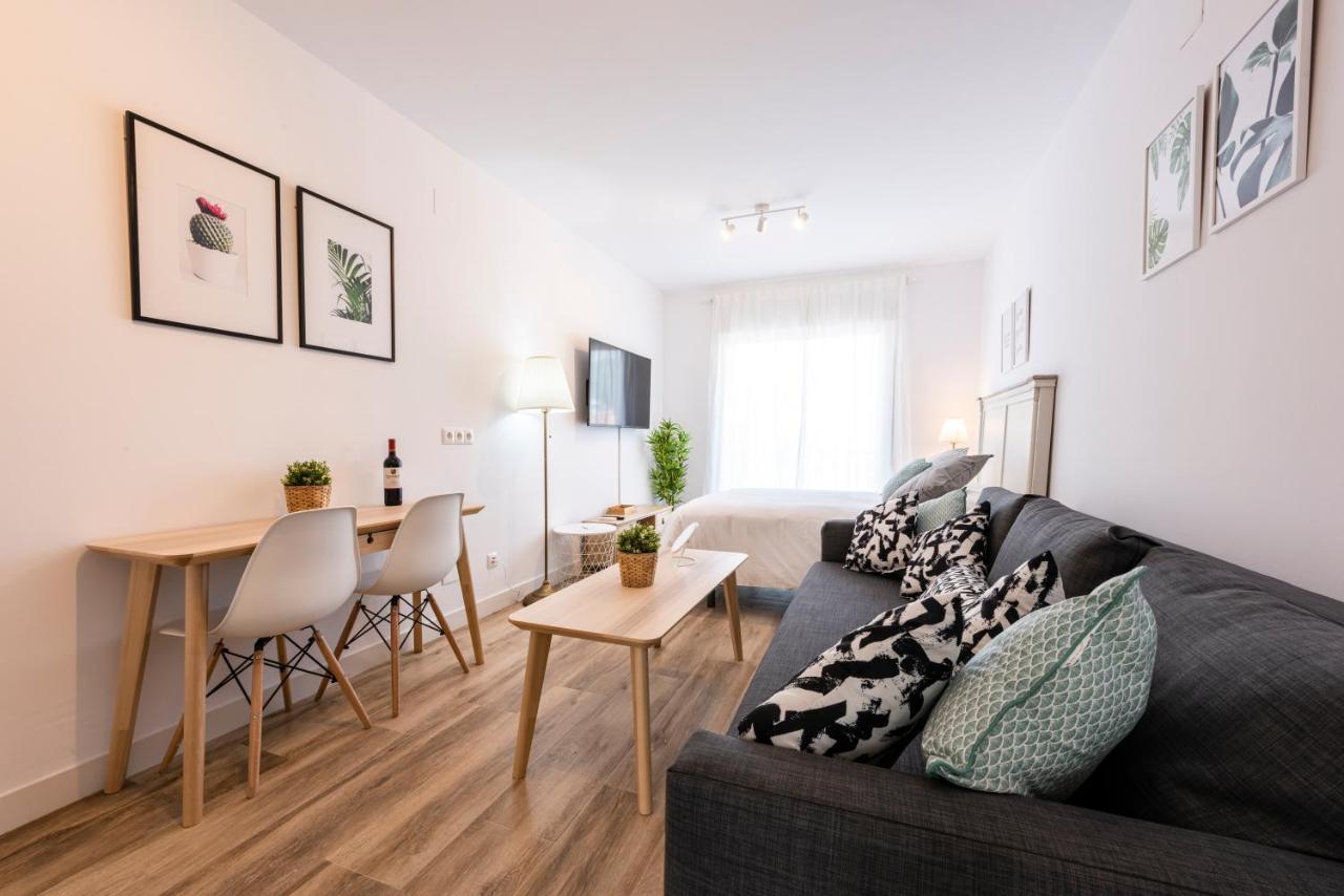 Apartamentos Toboso Plaza Nerja Exterior foto A staged living room