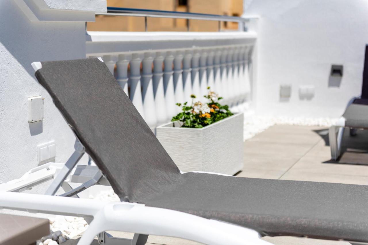 Apartamentos Toboso Plaza Nerja Exterior foto A sunlounger